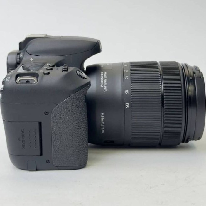 دوربین عکاسی کانن Canon EOS 77D Kit 18-135mm f/3.5-5.6 IS USM-دست دوم 1400شات
